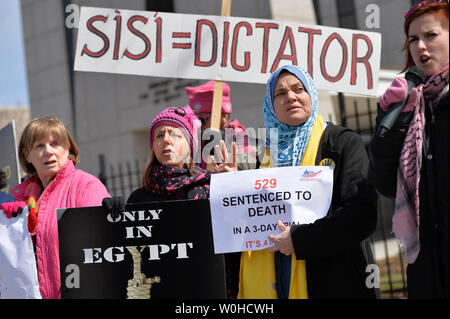 Membro del gruppo di attivisti CodePink e l'Egiziano gli americani per la democrazia e i diritti umani gruppo detengono un rally al di fuori dell'ambasciata egiziana per chiedere al governo egiziano di invertire le condanne a morte per 529 Egiziani accusati di presunta uccisione di un funzionario di polizia, il 27 marzo 2014 sul Campidoglio di Washington, DC. UPI/Kevin Dietsch Foto Stock