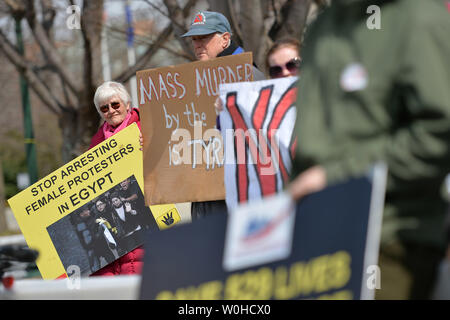 Membro del gruppo di attivisti CodePink e l'Egiziano gli americani per la democrazia e i diritti umani gruppo detengono un rally al di fuori dell'ambasciata egiziana per chiedere al governo egiziano di invertire le condanne a morte per 529 Egiziani accusati di presunta uccisione di un funzionario di polizia, il 27 marzo 2014 sul Campidoglio di Washington, DC. UPI/Kevin Dietsch Foto Stock