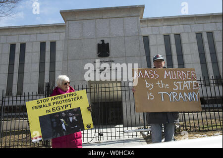 Membro del gruppo di attivisti CodePink e l'Egiziano gli americani per la democrazia e i diritti umani gruppo detengono un rally al di fuori dell'ambasciata egiziana per chiedere al governo egiziano di invertire le condanne a morte per 529 Egiziani accusati di presunta uccisione di un funzionario di polizia, il 27 marzo 2014 sul Campidoglio di Washington, DC. UPI/Kevin Dietsch Foto Stock