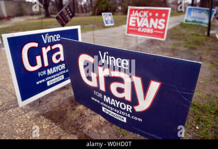 Indicazioni per DC Mayoral candidati Vince grigio e Jack Evans sono visti in Northwest Washington D.C. il 30 marzo 2014. Washington, D.C. terrà la sua elezione primaria il 1 aprile. UPI/Kevin Dietsch Foto Stock