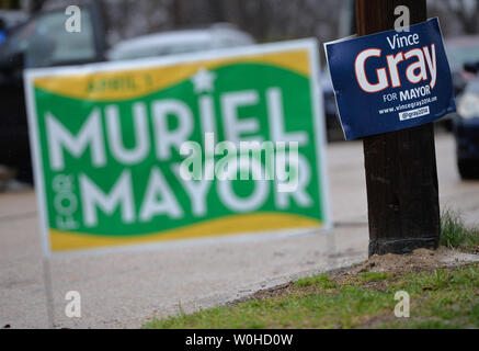 Indicazioni per DC Mayoral candidati Vince grigio e Muriel Bowser sono visti in Northwest Washington D.C. il 30 marzo 2014. Washington, D.C. terrà la sua elezione primaria il 1 aprile. UPI/Kevin Dietsch Foto Stock