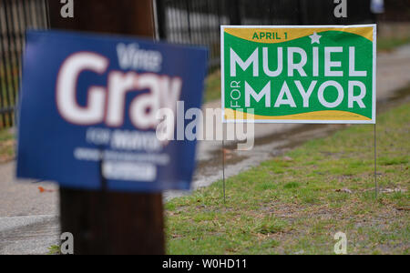 Indicazioni per DC Mayoral candidati Vince grigio e Muriel Bowser sono visti in Northwest Washington D.C. il 30 marzo 2014. Washington, D.C. terrà la sua elezione primaria il 1 aprile. UPI/Kevin Dietsch Foto Stock