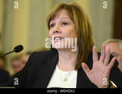 General Motors Chief Executive Maria T. Barra testimonia prima di un commercio, scienza e trasporto audizione del Comitato sulla sicurezza della Chevy Cobalt auto, 2 aprile 2014, a Washington, DC. Barra ha testimoniato che la GM è importante scusarsi per le vittime che sono morti in incidenti a causa di un interruttore di accensione difettoso e pagherà i danni alle famiglie. UPI/Mike Theiler Foto Stock