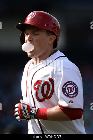 Cittadini di Washington Nate McLouth soffia una bolla dopo aver volato fuori nella quinta inning di gioco contro il Miami Marlins al Nationals Stadium di Washington il 10 aprile 2014. UPI/Pat Benic Foto Stock