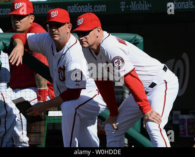 Washington cittadini gestore Matt Williams (R) è sul gradino più alto della piroga con marchio pullman Weidemaier come egli guarda l'azione nel primo inning di gioco contro il Miami Marlins al Nationals Stadium di Washington il 10 aprile 2014. UPI/Pat Benic Foto Stock