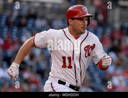 Cittadini di Washington Ryan Zimmerman viene eseguito per primo su un groundout contro il Miami Marlins nella quinta inning di gioco in Washington, DC il 10 aprile 2014. UPI/Pat Benic Foto Stock