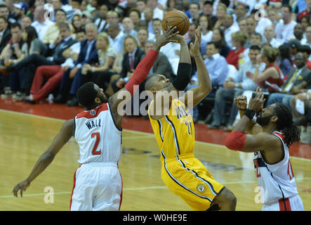 Washington Wizards guard John parete (2) ruba la palla da Indiana Pacers avanti David West (21) durante la prima metà del gioco sei della Eastern Conference semifinali al Verizon Center di Washington, D.C. il 15 maggio 2014. UPI/Kevin Dietsch Foto Stock