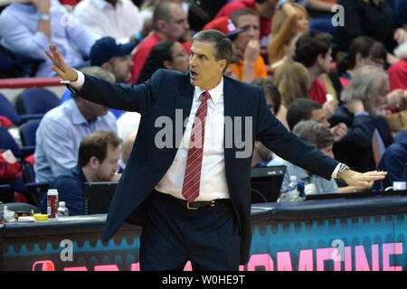 Washington Wizards head coach Randy Wittman conduce la sua squadra contro la Indiana Pacers durante il gioco sei della Eastern Conference semifinali al Verizon Center di Washington, D.C. il 15 maggio 2014. L'Pacers ha sconfitto la Wizards 93-80 e passate alla finali orientali di congresso. UPI/Kevin Dietsch Foto Stock