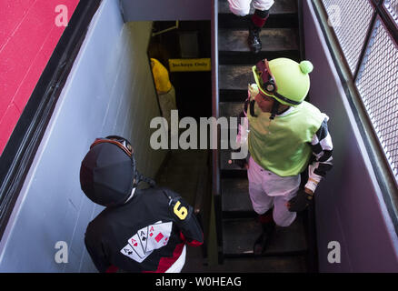 Fantini fanno la loro strada per il paddock per un pre-gara prima di 139a in esecuzione del Preakness Stakes di Pimlico Race Course, 17 maggio 2014 a Baltimora, Maryland. UPI/Kevin Dietsch Foto Stock