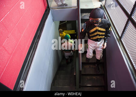 Fantini fanno la loro strada per il paddock per un pre-gara prima di 139a in esecuzione del Preakness Stakes di Pimlico Race Course, 17 maggio 2014 a Baltimora, Maryland. UPI/Kevin Dietsch Foto Stock