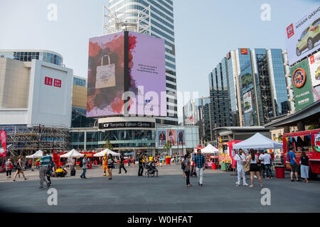 Toronto, Ontario.Canada, city e il centro cittadino, il summer festival in Dundas Square e Yonge Street Foto Stock