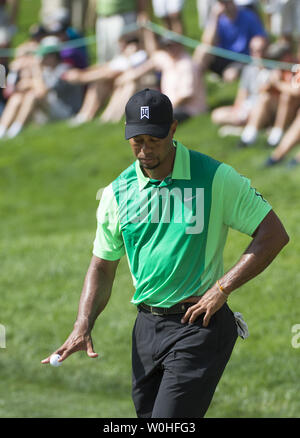 Tiger Woods preleva la sua palla sulla xv verde durante il primo round della Quicken prestiti nazionali a congressuale del campo da Golf di Potomac, Maryland il 26 giugno 2014. UPI/Molly Riley Foto Stock