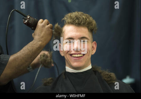 Arrivo Plebe Thomas Savage del nocciolo, Texas, ha la sua testa rasata sul giorno di induzione all'U.S. Naval Academy in Annapolis, Maryland, Luglio 1, 2014. Giorno di induzione è il primo giorno di istruzione per la classe di 2018 e imposta il fondamento della loro formazione militare. UPI/Kevin Dietsch Foto Stock