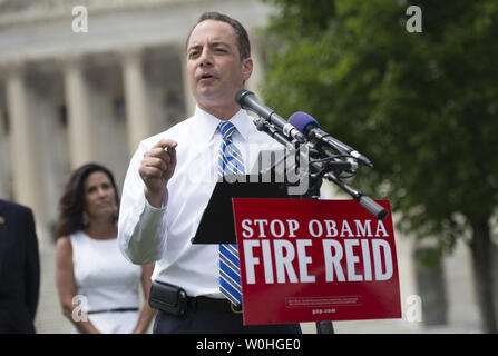 RNC Presidente Reince Priebus parla ad una manifestazione chiamata "la non riuscita della leadership il leader della maggioranza del Senato Harry Reid' e per evidenziare il 43 fatture lavori passati in casa ma che non sono stati introdotti dal senatore Reid, sulla Capitol Hill sulla luglio 19, 2014 a Washington D.C. UPI/Kevin Dietsch Foto Stock