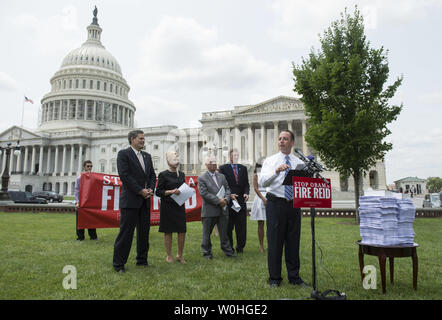 RNC Presidente Reince Priebus parla ad una manifestazione chiamata "la non riuscita della leadership il leader della maggioranza del Senato Harry Reid' e per evidenziare il 43 fatture lavori passati in casa ma che non sono stati introdotti dal senatore Reid, sulla Capitol Hill sulla luglio 19, 2014 a Washington D.C. UPI/Kevin Dietsch Foto Stock