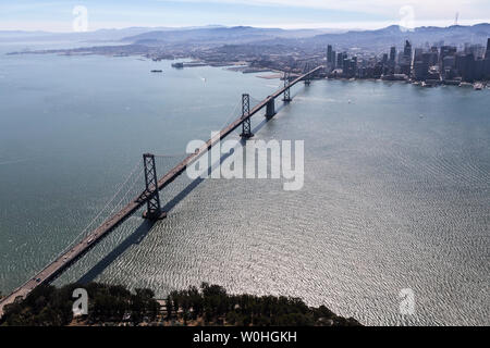 Vista aerea del Ponte Golden Gate e la baia di San Francisco sulla panoramica costa della California. Foto Stock