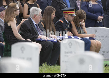 La famiglia di esercito il Mag. Gen. Harold J. Greene, compresi da destra a sinistra, la moglie Susan Myers, figlio 1Lt. Matteo Greene, figlia Amelia Grenne, padre Harold verde, e la figlia in-legge Kasandra Grenne, partecipare a Greene graveside servizio presso il Cimitero Nazionale di Arlington, il 14 agosto 2014 in Arlington, Virginia. Greene è stato ucciso da un uniformata soldato afgano mentre Greene è stato in visita in un'accademia militare di Kabul. UPI/Kevin Dietsch Foto Stock