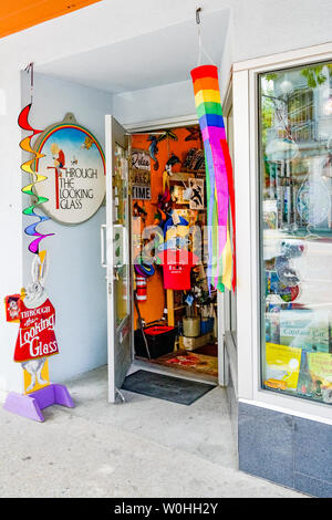 Attraverso il Looking Glass, book store, Nelson, British Columbia, Canada Foto Stock