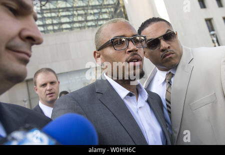 Intrattenitore Chris Brown lascia il H. Carl Moultrie Courthouse a Washington D.C. dopo la supplica colpevole di assalto, 2 settembre 2014. Brown ha supplicato colpevole di aggressione a un uomo al di fuori di un hotel di Washington lo scorso ottobre e che è stato condannato a tempo servita. Brown serviti due giorni in prigione quando originariamente arrestati sulle cariche. UPI/Kevin Dietsch Foto Stock