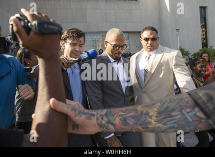 Intrattenitore Chris Brown (centro) lascia il H. Carl Moultrie Courthouse a Washington D.C. dopo la supplica colpevole di assalto, 2 settembre 2014. Brown ha supplicato colpevole di aggressione a un uomo al di fuori di un hotel di Washington lo scorso ottobre e che è stato condannato a tempo servita. Brown serviti due giorni in prigione quando originariamente arrestati sulle cariche. UPI/Kevin Dietsch Foto Stock