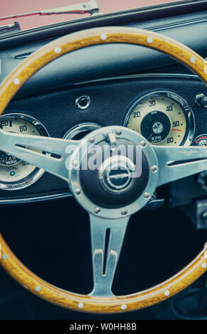 Volante e sul cruscotto di un'auto d'epoca Foto Stock