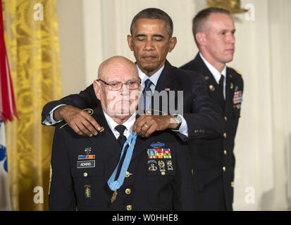 Il presidente Barack Obama il premio medaglia d'onore di Comando Esercito Sergente Maggiore (Ret.) Bennie G. Adkins per la sua eroica lotta contro le azioni mentre si serve in Vietnam, alla Casa Bianca a Washington D.C., il 15 settembre 2014. UPI/Kevin Dietsch Foto Stock