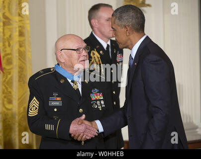 Il presidente Barack Obama il premio medaglia d'onore di Comando Esercito Sergente Maggiore (Ret.) Bennie G. Adkins per la sua eroica lotta contro le azioni mentre si serve in Vietnam, alla Casa Bianca a Washington D.C., il 15 settembre 2014. UPI/Kevin Dietsch Foto Stock