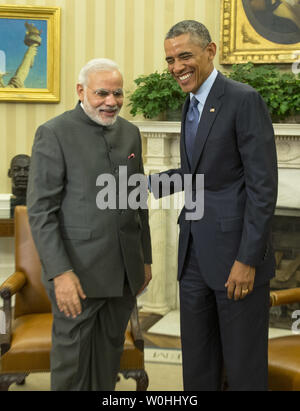 Stati Uniti Il presidente Barack Obama (L) parla al Primo Ministro indiano Narendra Modi a seguito di una riunione nell'Ufficio Ovale della Casa Bianca, 30 settembre 2014 a Washington, DC. I due leader si sono incontrati per discutere gli Stati Uniti-India partnership strategica e di reciproco interesse dei problemi. UPI/Kevin Dietsch Foto Stock