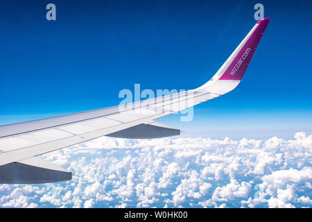 Wizzair il marchio o il logo sul parafango, cielo blu con nuvole dalla vista in piano Foto Stock