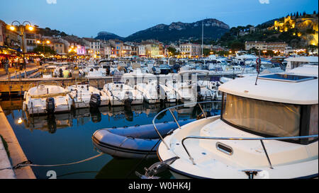 Il porto per la nautica da diporto al crepuscolo, Cassis, Bouches-du-Rhone, Francia Foto Stock