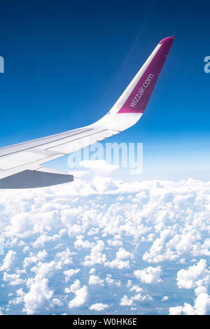 Wizzair il marchio o il logo sul parafango, cielo blu con nuvole dalla vista in piano Foto Stock
