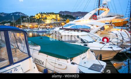 Il porto per la nautica da diporto al crepuscolo, Cassis, Bouches-du-Rhone, Francia Foto Stock