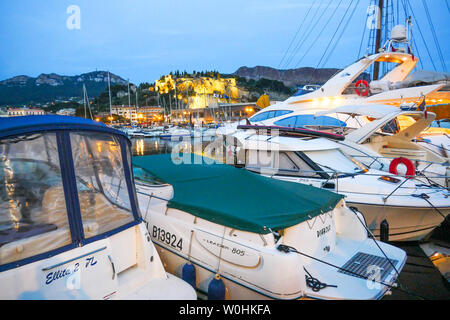 Il porto per la nautica da diporto al crepuscolo, Cassis, Bouches-du-Rhone, Francia Foto Stock