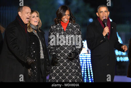 Stati Uniti Il presidente Barack Obama (R) grazie agli ospiti come la First Lady Michelle Obama (C) e maestro di cerimonie e attore Tom Hanks ride con la moglie Rita Wilson a conclusione della nazionale di albero di Natale cerimonia di illuminazione, 4 dicembre 2014, a Washington, DC. La tradizione risale al 1923 e Presidente Calvin Coolidge e storicamente inizia la festosa stagione di vacanze nella capitale degli Stati Uniti. UPI/Mike Theiler Foto Stock