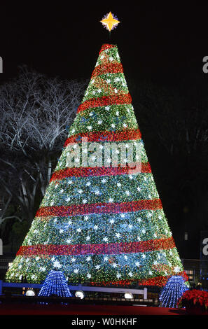 La Nazionale di albero di Natale è in piena illuminazione dopo Stati Uniti Il presidente Barack Obama e la famiglia ha gettato lo switch durante il National albero di Natale cerimonia di illuminazione, 4 dicembre 2014, a Washington, DC. La tradizione è stata iniziata nel 1923 dal Presidente Calvin Coolidge e storicamente inizia la stagione delle feste vacanze nella capitale degli Stati Uniti. UPI/Mike Theiler Foto Stock