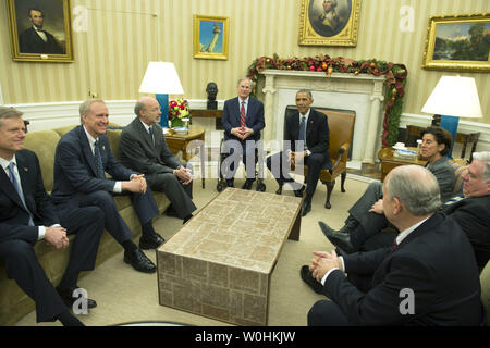 Il presidente Barack Obama incontra con nuovi eletti Governatori all Ufficio Ovale della Casa Bianca il 5 dicembre 2014. Obama si è incontrato con, da sinistra a destra, il governatore eletto Panettiere del Charlie (R-MA), il governatore eletto Bruce Rauner (R-il), il governatore eletto Tom Wolf (D-PA), il governatore eletto Greg Abbott (R-TX), il governatore eletto Gina Raimondo (D-RI), il governatore eletto Larry Hogan (R-MD) e Gov. Bill Walker (I-AK). UPI/Kevin Dietsch Foto Stock