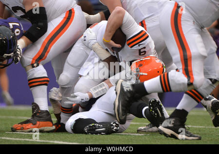 Cleveland Browns quarterback Connor Shaw è saccheggiata dai Baltimore Ravens presso M&T Bank Stadium di Baltimora, Maryland il 28 dicembre 2014. I Corvi sconfitto il Browns 20-10. UPI/Kevin Dietsch Foto Stock