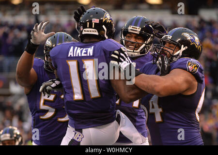 Baltimore Ravens wide receiver Kamar Aiken (11) festeggia con i compagni di squadra dopo con un punteggio di 2 yard touchdown contro i Cleveland Browns a M&T Bank Stadium di Baltimora, Maryland il 28 dicembre 2014. I Corvi sconfitto il Browns 20-10. UPI/Kevin Dietsch Foto Stock