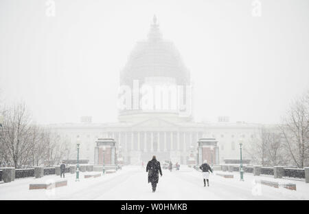 Un uomo cammina attraverso la caduta di neve nei pressi di Stati Uniti Capitol Building come una tempesta di neve colpisce di Washington D.C., 6 gennaio 2014. Foto di Kevin Dietsch/UPI Foto Stock