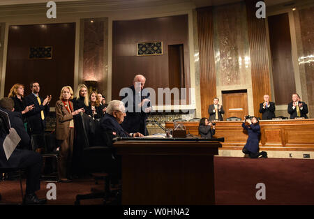 Ex Segretario di Stato il dottor Henry Kissinger è applaudita dopo aver protestato per codice attivisti rosa prima testimonianza prima il comitato delle forze armate del senato audizione sulle sfide globali e Stati Uniti strategia di sicurezza nazionale di Washington DC, 29 gennaio 2015. UPI/Molly Riley Foto Stock