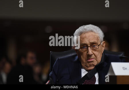 Ex Segretario di Stato il dottor Henry Kissinger ascolta mentre la testimonianza prima il comitato delle forze armate del senato audizione sulle sfide globali e Stati Uniti strategia di sicurezza nazionale di Washington DC, 29 gennaio 2015. UPI/Molly Riley Foto Stock