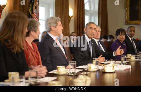 Stati Uniti Il presidente Barack Obama (C) rende il commento come membri del gabinetto (L-R) Segretario HHS Sylvia Mathews Burwell, Segretario degli Interni Sally Jewell, Segretario di Stato John Kerry il Segretario della Difesa, Chuck Hagel, commercio Segretario Penny Pritzker e Trasporti Segretario Antonio Foxx ascoltare durante una riunione per discutere il suo anno fiscale 2016 Bilancio e della legislazione in sospeso con il Congresso alla Casa Bianca il 3 febbraio 2015, a Washington, DC. Foto di Mike Theiler/UPI Foto Stock