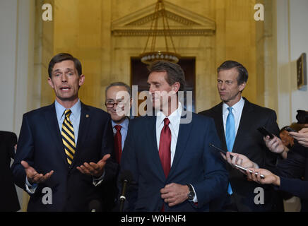 Il Sen. Martin Heinrich (sinistra) (D-NM) parla lungo il lato Sen. Jeff Flake (R-AZ) (seconda a destra), il senatore Charles Schumer (seconda a sinistra) (D-NY) e il Sen. John Thune (destra) (R-SD) dopo il pranzo bipartisan nel Caucus Kennedy in camera il Senato di Russell edificio per uffici a Washington DC, 4 febbraio 2015. Foto di Molly Riley/UPI Foto Stock