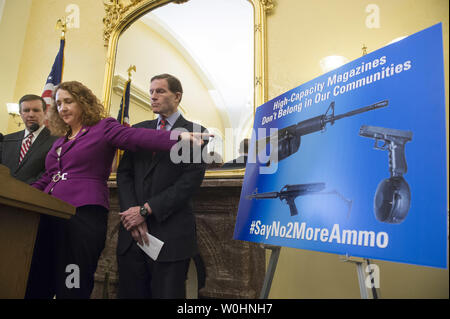 Sost. Elizabeth Esty, (D-CN) e Sen. Richard Blumenthal (D-CN) parlare nel corso di una conferenza stampa per richiamare l attenzione alla nuova pistola violenza gli sforzi di prevenzione e di svelare la legislazione che limiterebbe "ad alta capacità di riviste, i dispositivi di alimentazione di più di dieci turni di munizioni che sono progettati per le riprese,' sulla Capitol Hill a Washington D.C. il 5 febbraio 2015. Foto di Kevin Dietsch/UPI. Foto Stock