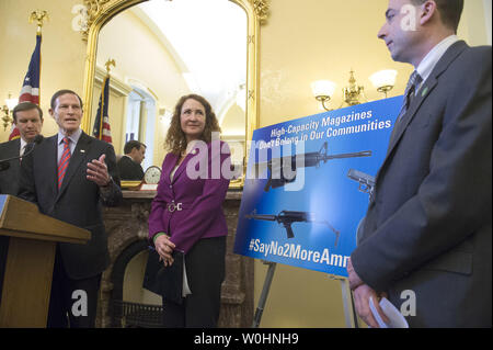 Il senatore Richard Blumenthal (D-CN) parla al fianco di sost. Elizabeth Esty (D-CN) e Dave Stowe (R), vice presidente di Newtown azione Alliance e il Newtown Foundation, nel corso di una conferenza stampa per richiamare l attenzione alla nuova pistola violenza gli sforzi di prevenzione e di svelare la legislazione che limiterebbe "ad alta capacità di riviste, i dispositivi di alimentazione di più di dieci turni di munizioni che sono progettati per le riprese,' sulla Capitol Hill a Washington D.C. il 5 febbraio 2015. Foto di Kevin Dietsch/UPI. Foto Stock