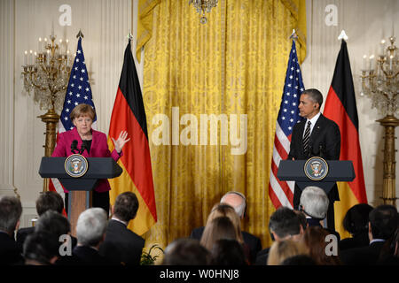 Il cancelliere tedesco Angela Merkel fa un punto durante una conferenza stampa congiunta con gli Stati Uniti Il presidente Barack Obama nella Sala Est della Casa Bianca a Washington D.C. il 9 febbraio 2015. Merkel e Obama ha discusso la situazione ucraino, l'Iraq colloqui nucleari e altri problemi del mondo. Foto di Pat Benic/UPI Foto Stock