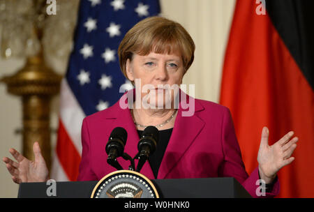 Il cancelliere tedesco Angela Merkel fa un punto durante una conferenza stampa congiunta con gli Stati Uniti Il presidente Barack Obama nella Sala Est della Casa Bianca a Washington D.C. il 9 febbraio 2015. Merkel e Obama ha discusso la situazione ucraino, l'Iraq colloqui nucleari e altri problemi del mondo. Foto di Pat Benic/UPI Foto Stock