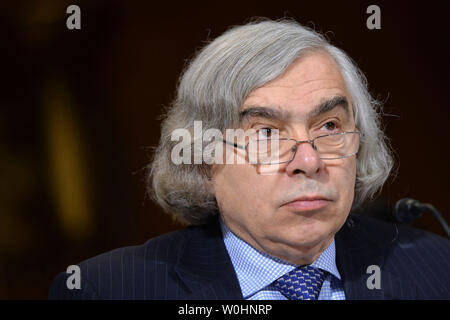 Il Segretario dell'energia Ernest Moniz testimonia durante un senato di energia e di risorse naturali Comitato audizione sull'energia del reparto FY2016 bilancio, sulla Capitol Hill a Washington D.C. il 11 febbraio, 2015. Foto di Kevin Dietsch/UPI Foto Stock