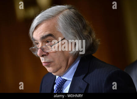 Il Segretario dell'energia Ernest Moniz testimonia durante un senato di energia e di risorse naturali Comitato audizione sull'energia del reparto FY2016 bilancio, sulla Capitol Hill a Washington D.C. il 11 febbraio, 2015. Foto di Kevin Dietsch/UPI Foto Stock