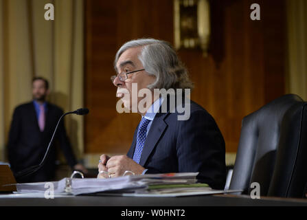 Il Segretario dell'energia Ernest Moniz testimonia durante un senato di energia e di risorse naturali Comitato audizione sull'energia del reparto FY2016 bilancio, sulla Capitol Hill a Washington D.C. il 11 febbraio, 2015. Foto di Kevin Dietsch/UPI Foto Stock